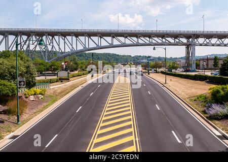 Une voie de front de mer à quatre voies dans la place commerçante Waterfront lors d'une journée ensoleillée d'été avec le pont Homestead en arrière-plan, Homestead, PA, USA Banque D'Images