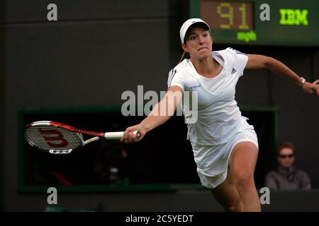 Justine Henin en action lors de son deuxième tour au match de Wimbledon en 2007. Banque D'Images