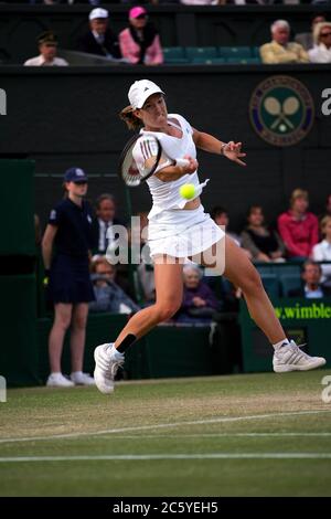 Justine Henin en action lors de son match de demi-finale contre Marion Bartoli à Wimbledon en 2007. Banque D'Images