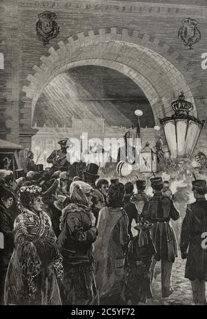 Alfonso XII (1857-1885). Rey de España. María de las Mercedes Orléans y Borbón (1860-1878). Desposorios del rey Alfonso XII con la Infanta Doña María de las Mercedes de Orleans y de Borbón, celeados el 23 de enero de 1878. Festejos reales en Madrid con motivo del acontecimiento. Paso de la retreta militar por el Arco de la Armería en la noche del 27 de enero de 1878. Pellicer à la Pour naturelle Dibujo. Grabado por Ovejero. La Ilustración Española y Americana,1878. Banque D'Images