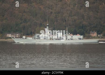 HMS Monmouth (F235), frégate de type 23 exploité par la Marine royale, passant par Inverkip pendant l'exercice joint Warrior 12-1. Banque D'Images