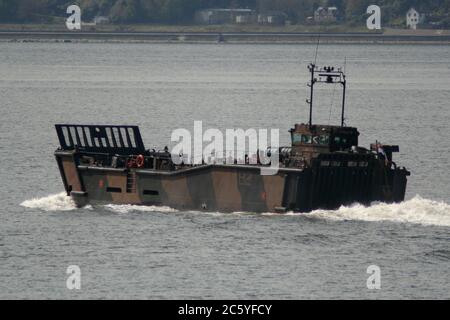 9739 (B2), un LCU Mk.10 déployé à partir du HMS bulwak (L15), passant Gourock au début de l'exercice joint Warrior 12-1. Banque D'Images