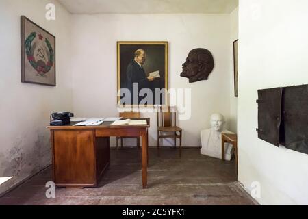 L'intérieur regarde le bâtiment de la prison utilisé par les nazis allemands pendant la Seconde Guerre mondiale comme quartier général du camp de concentration. À Macikai, Lituanie. Maintenant déc Banque D'Images