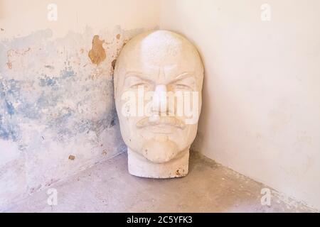 Buste de Lénine dans un ancien bâtiment de prison utilisé par les nazis allemands pendant la Seconde Guerre mondiale comme quartier général du camp de concentration. À Macikai, Lituanie. Banque D'Images