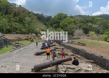 Visiteurs des fortifications de Santiago Battery, Portobelo, San Lorenzo, Panama Banque D'Images