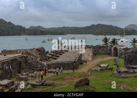 Visiteurs des fortifications de Santiago Battery, Portobelo, San Lorenzo, Panama Banque D'Images