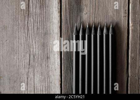 Crayons graphite vif sur fond en bois, gros plan Banque D'Images