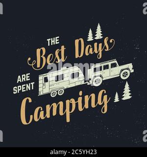 Les meilleurs jours sont consacrés au camping. Illustration vectorielle. Concept pour chemise, logo, imprimé, timbre ou tee-shirt. Design typographique vintage avec bande-annonce de camping et silhouette de forêt. Devis pour l'aventure en plein air Illustration de Vecteur