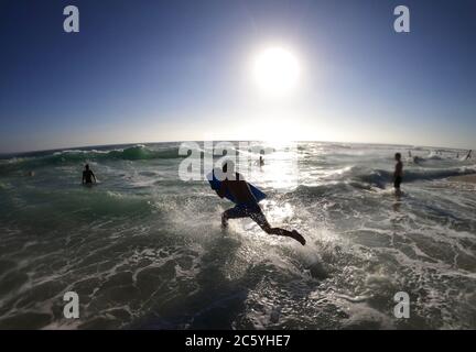 San Diego, Californie, États-Unis. 5 juillet 2020. Un bodyboarder s'étend jusqu'à la plage de Windansea à la Jolla. San Diego a gardé ses plages ouvertes tandis que d'autres plages du sud de la Californie ont été fermées en raison de la pandémie du coronavirus pendant le week-end du 4 juillet. Crédit : KC Alfred/ZUMA Wire/Alay Live News Banque D'Images