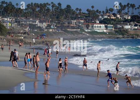 San Diego, Californie, États-Unis. 5 juillet 2020. Les gens se rassemblent à la plage de Windansea à la Jolla pour terminer le week-end du 4 juillet. San Diego a gardé ses plages ouvertes tandis que d'autres plages du sud de la Californie ont été fermées en raison de la pandémie du coronavirus le week-end des vacances. Crédit : KC Alfred/ZUMA Wire/Alay Live News Banque D'Images