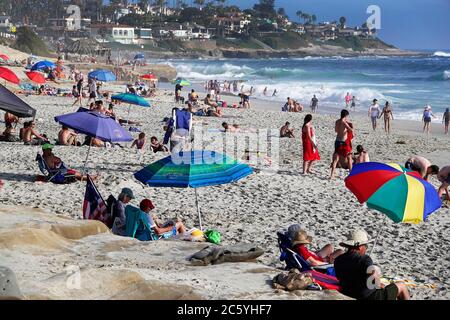 San Diego, Californie, États-Unis. 5 juillet 2020. Les gens se rassemblent à la plage de Windansea à la Jolla pour terminer le week-end du 4 juillet. San Diego a gardé ses plages ouvertes tandis que d'autres plages du sud de la Californie ont été fermées en raison de la pandémie du coronavirus le week-end des vacances. Crédit : KC Alfred/ZUMA Wire/Alay Live News Banque D'Images