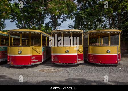 Tramway jaune dans le parc siam thailand Banque D'Images