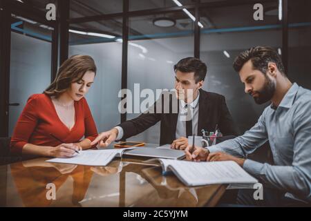 Avocat professionnel consultant les conjoints au sujet des documents juridiques Banque D'Images