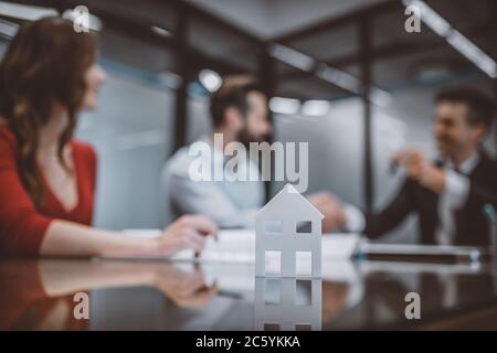 Couple achetant de l'immobilier au bureau de la société Banque D'Images