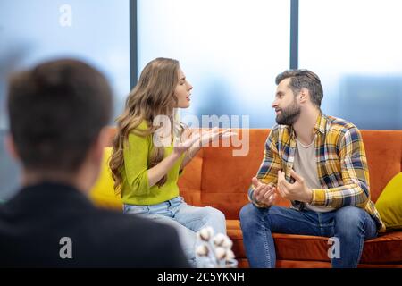 Jeune couple ayant un argument pendant la session psychothérapeutique Banque D'Images
