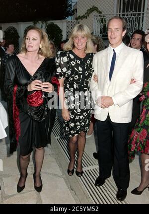 ARCHIVE: MONACO: JUIN 1988: HSH Prince Albert de Monaco avec Ursula Andress & Linda Evans au tournoi de tennis de célébrité à Monaco. Photo de fichier © Paul Smith/Featureflash Banque D'Images