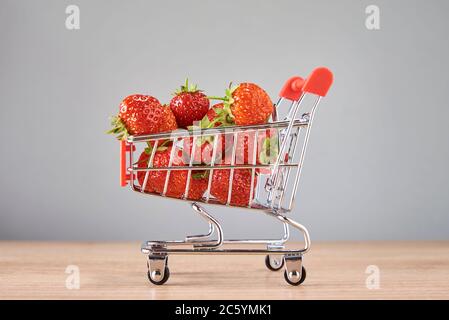 Chariot plein de fraises fraîches, gros plan. Concept d'alimentation saine Banque D'Images