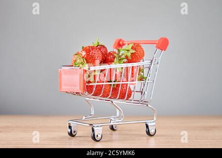 Chariot plein de fraises fraîches, gros plan. Concept d'alimentation saine Banque D'Images