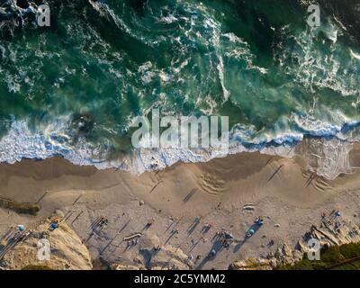 San Diego, Californie, États-Unis. 5 juillet 2020. Les gens s'assoient le long de la côte de la plage de Windansea à la Jolla. San Diego a gardé ses plages ouvertes tandis que d'autres plages du sud de la Californie ont été fermées en raison de la pandémie du coronavirus pendant le week-end du 4 juillet. Crédit : KC Alfred/ZUMA Wire/Alay Live News Banque D'Images