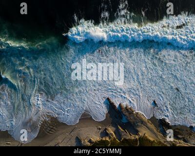 San Diego, Californie, États-Unis. 5 juillet 2020. De grandes vagues se faulent sur la côte de la plage de Windansea à la Jolla. San Diego a gardé ses plages ouvertes tandis que d'autres plages du sud de la Californie ont été fermées en raison de la pandémie du coronavirus pendant le week-end du 4 juillet. Crédit : KC Alfred/ZUMA Wire/Alay Live News Banque D'Images