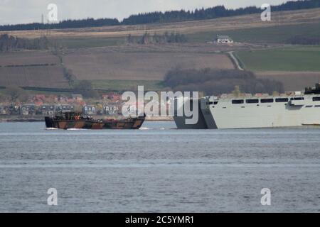 9739 (B2), un LCU Mk.10 déployé à partir du HMS bulwak (L15), représenté ici pendant l'exercice joint Warrior 12-1, sortant de RFA Mounts Bay (L3008). Banque D'Images