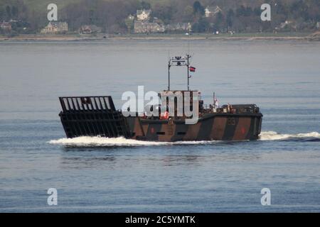 9737 (B3), un LCU Mk.10 déployé à partir du HMS bulwak (L15), passant Gourock au début de l'exercice joint Warrior 12-1. Banque D'Images