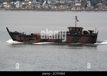 9737 (B3), un LCU Mk.10 déployé à partir du HMS bulwak (L15), passant Gourock au début de l'exercice joint Warrior 12-1. Banque D'Images