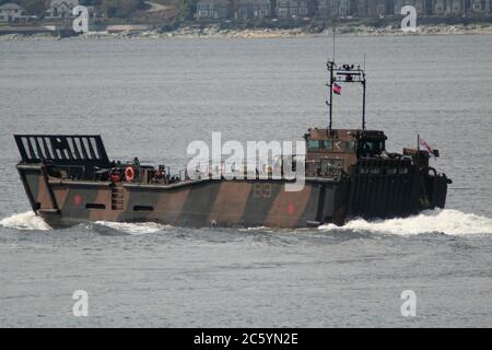 9737 (B3), un LCU Mk.10 déployé à partir du HMS bulwak (L15), passant Gourock au début de l'exercice joint Warrior 12-1. Banque D'Images