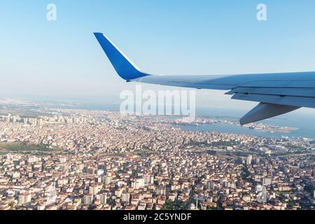Une vue panoramique de haut d'un plan aérien de la belle ville d'Istanbul et du Bosphore sous le ciel bleu. Bannière, concept de papier peint Banque D'Images