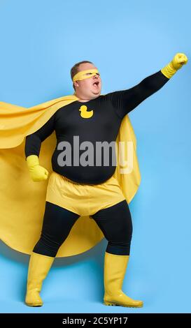 saurons la planète du portrait de saleté de nettoyage de l'homme gras en costume jaune isolé sur fond bleu Banque D'Images
