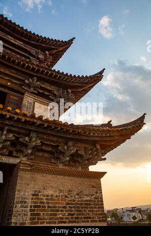 Le pont de Shuanglong, également connu sous le nom de pont de dragon double, un ancien pont dans le Yunnan, province, Chine. Banque D'Images