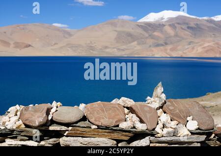 Vue sur le lac TSO Moriri, Leh District, Inde. Banque D'Images