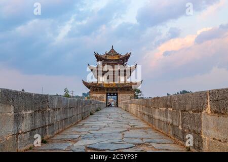 Le pont de Shuanglong, également connu sous le nom de pont de dragon double, un ancien pont dans le Yunnan, province, Chine. Banque D'Images