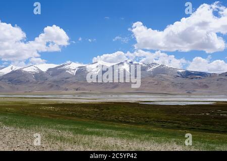 Vue sur le lac TSO Kar, Leh District, Inde. Banque D'Images