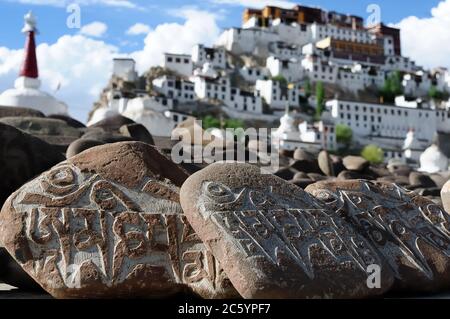 Pierres de prière tibétaines et vue sur le monastère de Thiksay, Ladakh, un des objets les plus intéressants dans la vallée de l'Indus dans le district de Leh, Inde. Banque D'Images