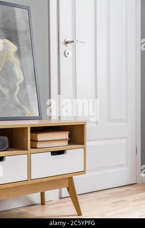 Accueil intérieur avec porte en bois blanc et buffet dans un style scandinave Banque D'Images