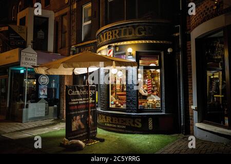 Cambridge Barbershop sur Lisburn Road de Belfast qui a ouvert à 00:01 alors que les coiffeurs et salons de beauté rouvrent en Irlande du Nord, une partie de la dernière mesure pour atténuer les restrictions de coronavirus. Banque D'Images