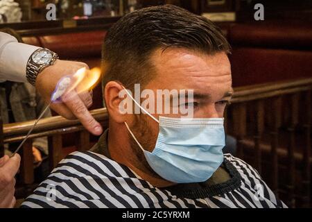 Damian Gilvary a des cheveux singulés lors d'une coupe de cheveux à Cambridge Barbershop sur Lisburn Road de Belfast, qui a ouvert à 00:01, alors que les coiffeurs et salons de beauté rouvrent en Irlande du Nord, une partie de la dernière mesure pour atténuer les restrictions de coronavirus. Banque D'Images