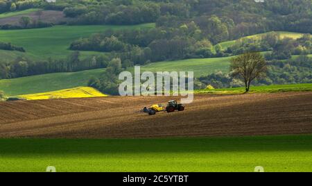 Champ de labourage de tracteurs , Puy de Dome, Auvergne-Rhône-Alpes, France Banque D'Images