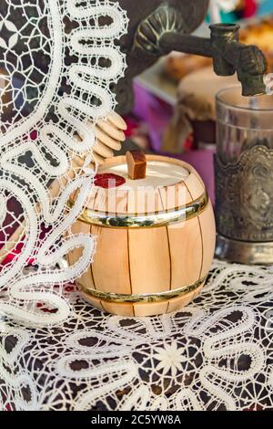 petit baril en bois de miel debout dans la nappe de dentelle à côté de samovar Banque D'Images