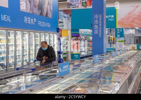 Vue à l'intérieur d'un supermarché à Shanghai, en Chine. Banque D'Images