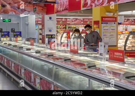 Vue à l'intérieur d'un supermarché à Shanghai, en Chine. Banque D'Images