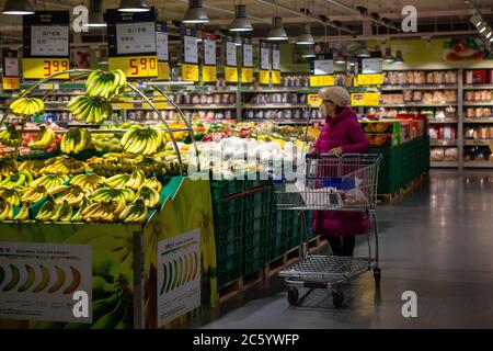 Vue à l'intérieur d'un supermarché à Shanghai, en Chine. Banque D'Images