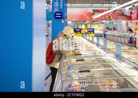 Vue à l'intérieur d'un supermarché à Shanghai, en Chine. Banque D'Images