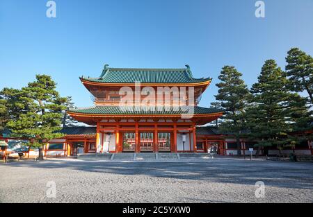 La vue de la grande entrée rouge porte principale (Otenmon) du sanctuaire Heian Jingu, qui est une reproduction de l'Outenmon du palais de l'ancien empereur Banque D'Images