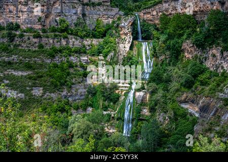 Cascades du monastère de Sant Miquel del Fai, Catalogne, Espagne Banque D'Images