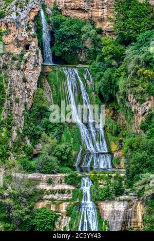 Cascades du monastère de Sant Miquel del Fai, Catalogne, Espagne Banque D'Images