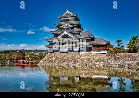 Le château de Matsumoto, l'un des plus grands châteaux historiques du Japon, a appelé le château de Crow pour sa couleur noire, Matsumoto, Nagano, Japon Banque D'Images