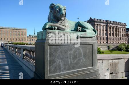 La statue du lion de bronze de North Bridge Norrbro avec hiéroglyphes égyptiens dans la vieille ville de Stockholm, devant le Parlement. Banque D'Images