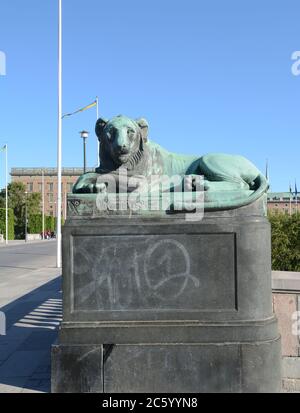 La statue du lion de bronze de North Bridge Norrbro avec hiéroglyphes égyptiens dans la vieille ville de Stockholm, devant le Parlement. Banque D'Images